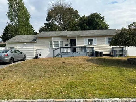 21 Vita Dr, Central Islip, NY 11722