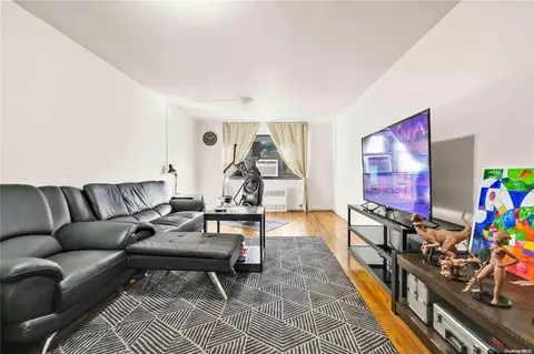 29-50 137th St #3E, Flushing, NY 11354
