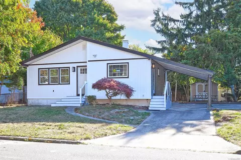 18 W White St, Brentwood, NY 11717