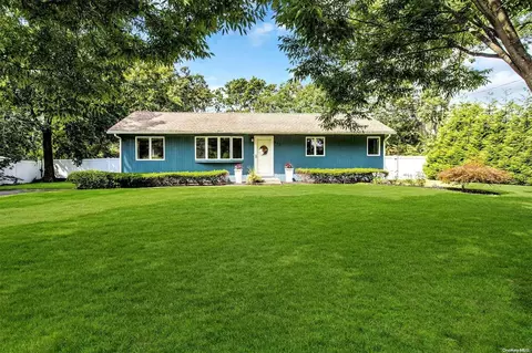 582 Oak Ave, Bohemia, NY 11716