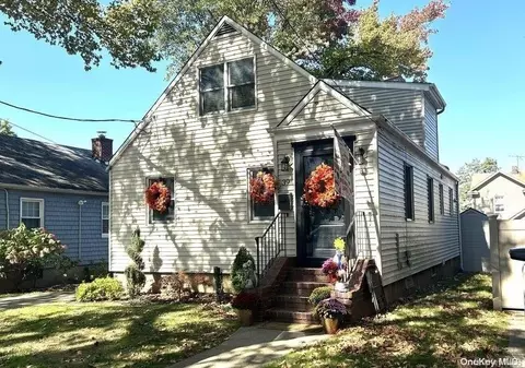 39 Keiber Ct, Staten Island, NY 10314
