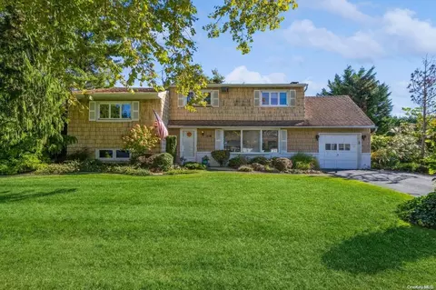 109 Harbor Ln, Massapequa Park, NY 11762