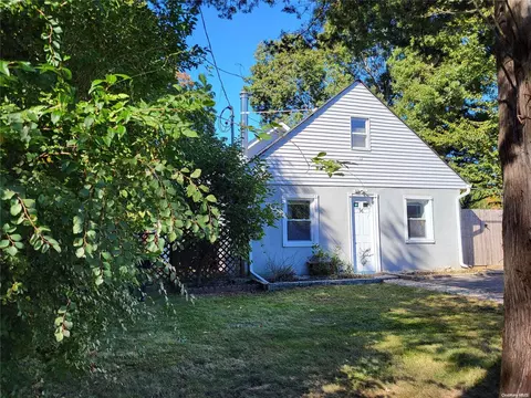 96 18th St, Wading River, NY 11792