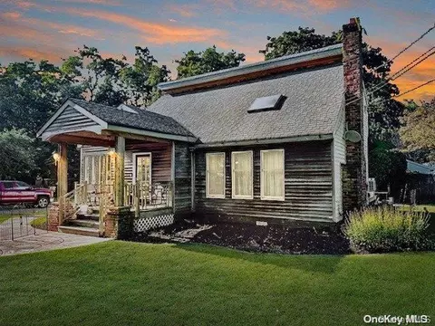 7 Chestnut Pl, Mastic Beach, NY 11951