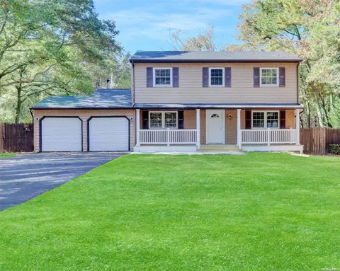 6 Timber Trail Ln, Medford, NY 11763
