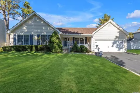 17 Pine Edge Pl, Dix Hills, NY 11746