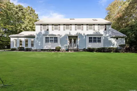 11 Locust Ave, Setauket, NY 11733