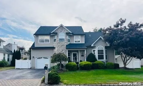 33 Blueberry Ridge Dr, Holtsville, NY 11742