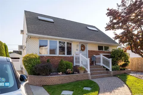 72 Chestnut St, Hicksville, NY 11801