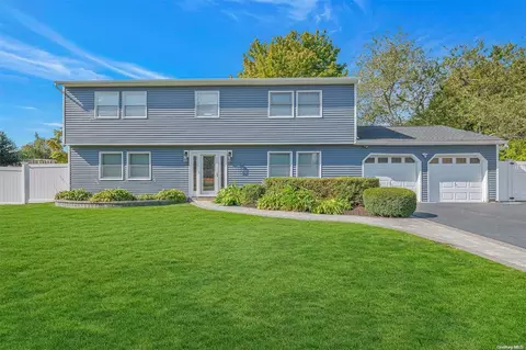 12 Munson St, Medford, NY 11763