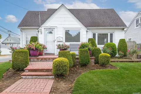 32 W Orchard St, Hempstead, NY 11550