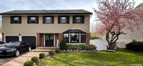 32 Marietta Dr, North Hempstead, NY 11590