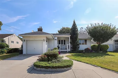 159 1st Ave, Massapequa Park, NY 11762