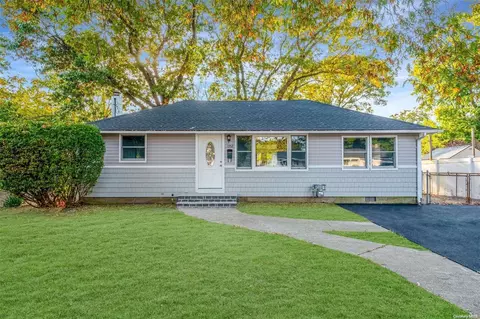 1352 Potter Blvd, Bay Shore, NY 11706