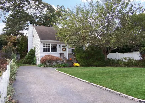 46 Lafayette Ave, Mastic, NY 11950