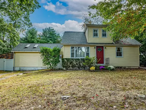 38 Leonard St, Huntington Station, NY 11746