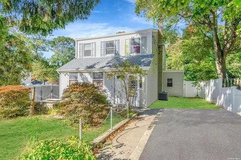 16 Dandelion Rd, Rocky Point, NY 11778