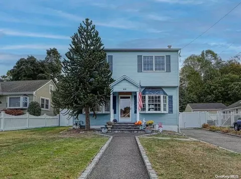 89 Lake Dr, Brookhaven, NY 11772