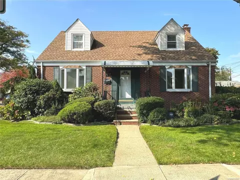 11 Eric Ln, North Hempstead, NY 11040