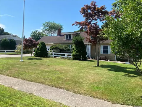 2 Elizabeth Pl, Center Moriches, NY 11934