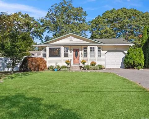 39 Applegate Dr, Mastic, NY 11950