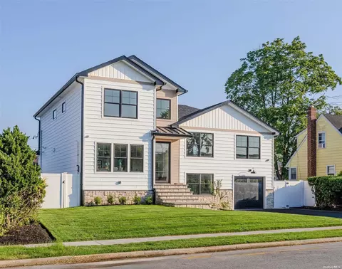 2511 Hyacinth St, North Hempstead, NY 11590