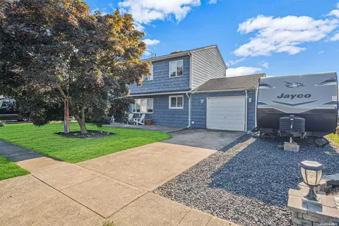 16 Wood Pl, Lindenhurst, NY 11757