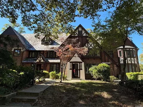 63 Somerset Dr, North Hempstead, NY 11020