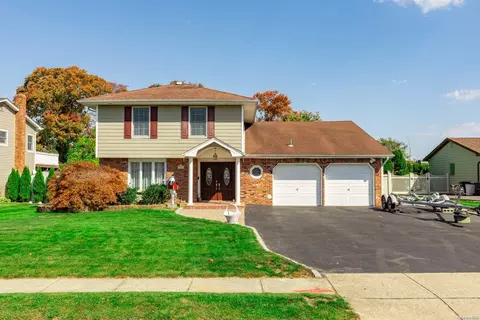 135 Anchorage Dr, West Islip, NY 11795