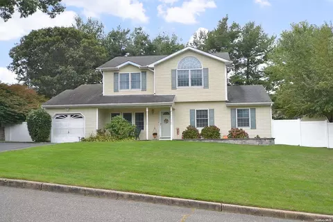 12 Carol Ave, Farmingville, NY 11738