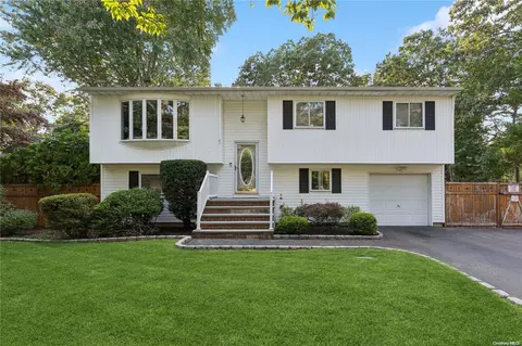82 Warren Ave, Lake Ronkonkoma, NY 11779