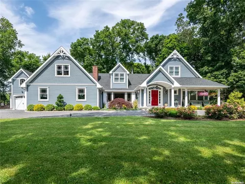 8 Dolores Ln, Northport, NY 11768