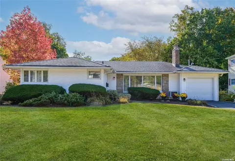 6 Jeannette Dr, North Hempstead, NY 11050