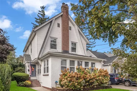 82 Fenimore St, Lynbrook, NY 11563