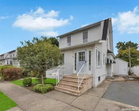 2 Winchester Dr, Lindenhurst, NY 11757