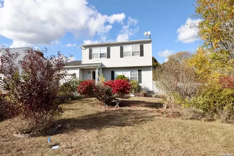 1 Sun Valley Ln, Bellport, NY 11713