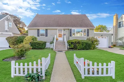 82 Ocean Ave, Massapequa Park, NY 11762