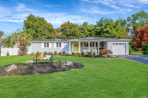 19 Fraternity Ln, Stony Brook, NY 11790
