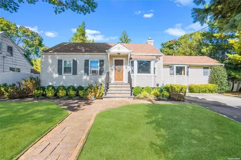 51 E 20th St, Huntington Station, NY 11746