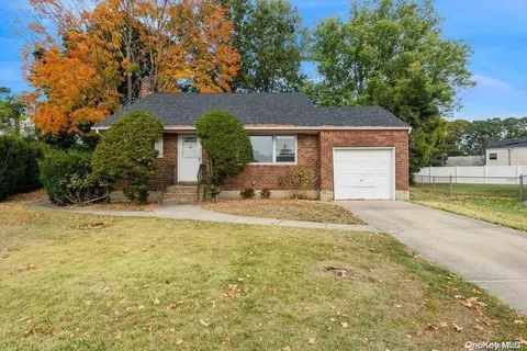10 Robert Ct, Bethpage, NY 11714