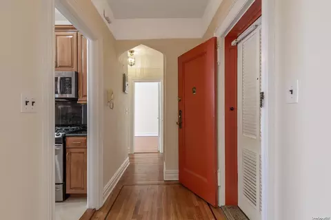 12 Hamilton Pl #B1, Garden City, NY 11530