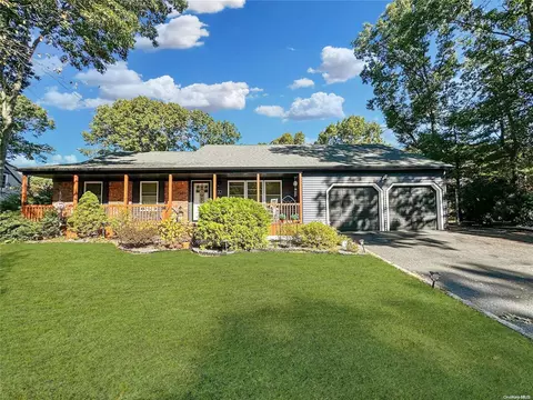 1 Cassie Ct, Mount Sinai, NY 11766
