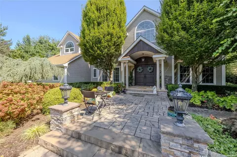 37 Stadium Blvd, Setauket, NY 11733