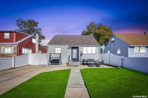 30 W Clearwater Rd, Lindenhurst, NY 11757