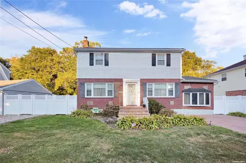 49 Lawrence St, Farmingdale, NY 11735