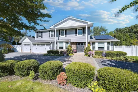 81 Cornflower Ln, East Northport, NY 11731