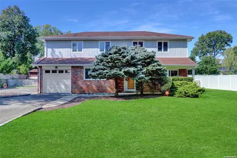 3 Cardinal Ln, East Northport, NY 11731