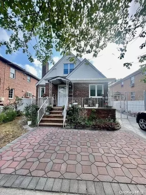 70-15 166th St, New York, NY 11365