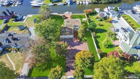 68 Maple Ave, Bay Shore, NY 11706