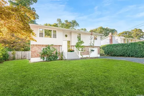 142 Smith Ave, Holbrook, NY 11741
